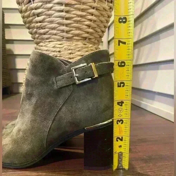 Bandolino Olive Green Faux Suede Gold Detail Heeled Ankle Boots size 8 - Picture 12 of 12